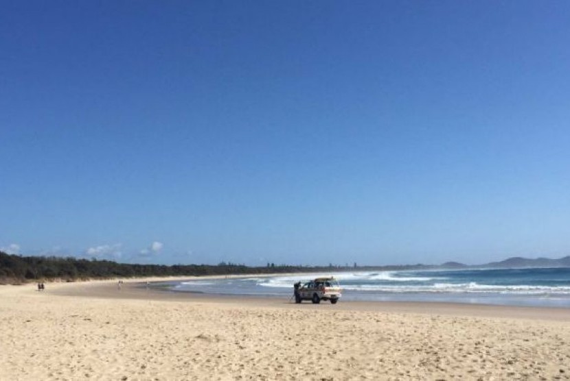 Seorang perempuan berusia 17 tahun tewas setelah diserang hiu saat berselancar dengan ayahnya di lepas pantai Australia.