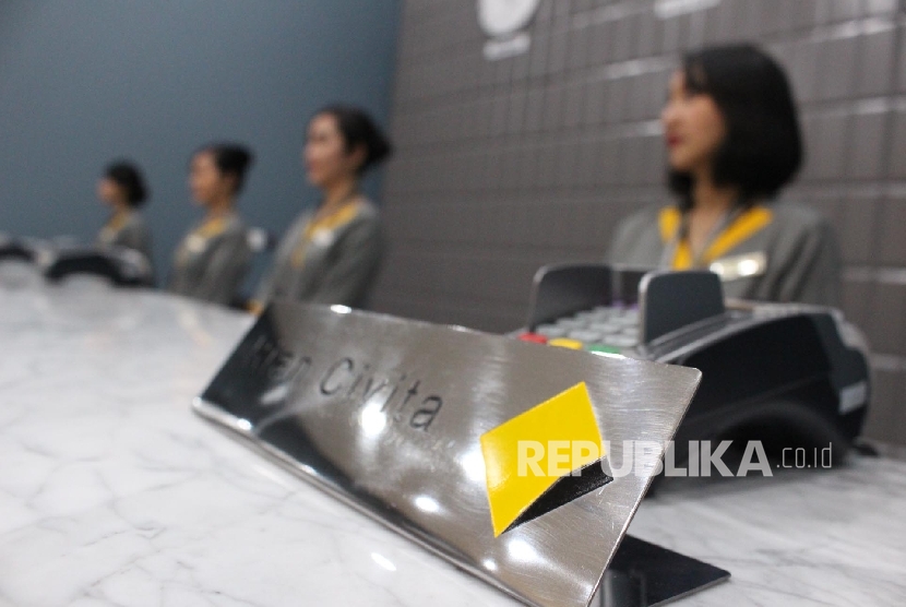 Layanan Digital. Petugas teller berjaga disalah satu Kantor cabang Bank Commonwealth di Jakarta, Kamis (12/10).