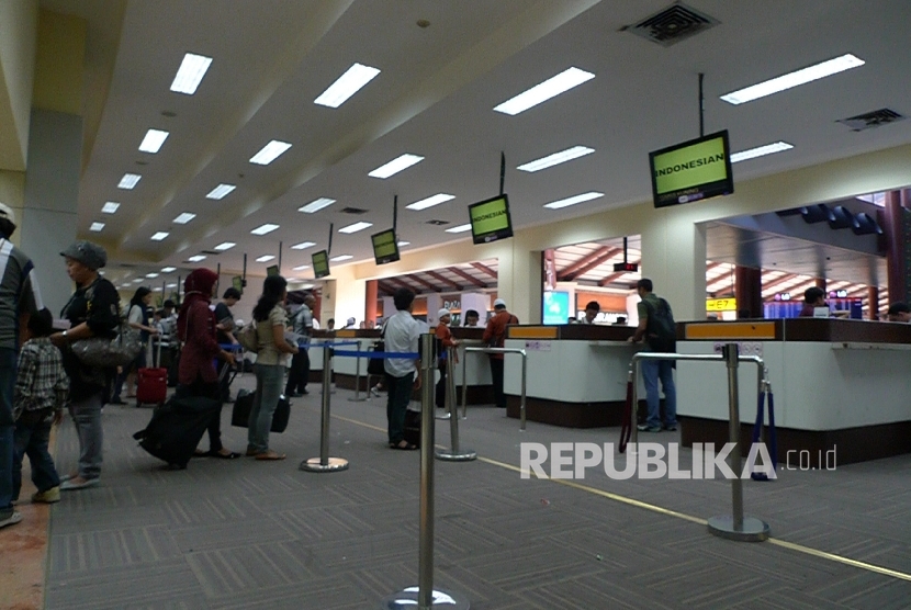 Layanan imigrasi bandara. Pemerintah Indonesia memutuskan untuk menghentikan pemberian visa bagi warga asing yang pernah tinggal atau mengunjungi India dalam 14 hari ke belakang. 