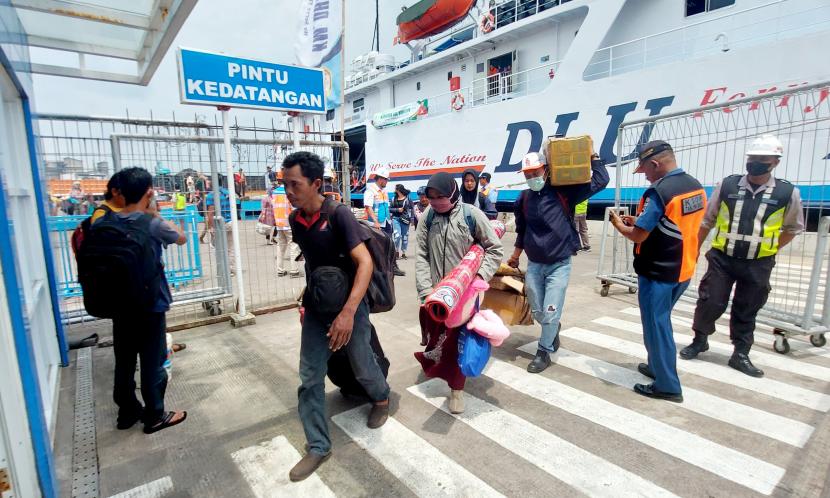 Layanan kedatangan pemudik dengan kapal laut dari Ketapang, Kalimantan Barat, yang baru tiba di Terminal Penumpang Pelabuhan Tanjung Emas Semarang pada H-12 Idul Fitri 1444 Hijriyah, Senin (10/4). 