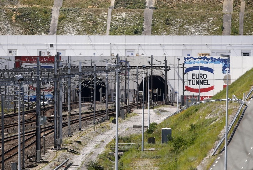 Layanan kereta bawah laut Euro Tunnel yang menghubungkan Inggris dan Prancis terpaksa ditutup, Sabtu (3/10), karena serbuan migran di sisi Prancis di sekitar Kota Calais, selatan Prancis.