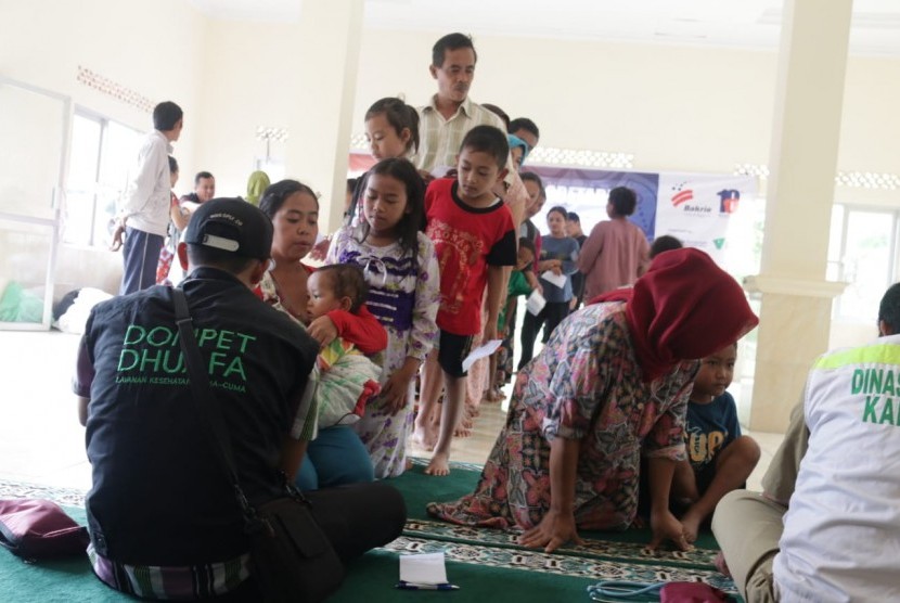 Layanan Kesehatan Cuma-Cuma (LKC) Dompet Dhuafa berkolaborasi dengan Bakrie Amanah mengadakan pengobatan gratis di Kecamatan Sukajaya, Kabupaten Bogor, Senin, (24/2).