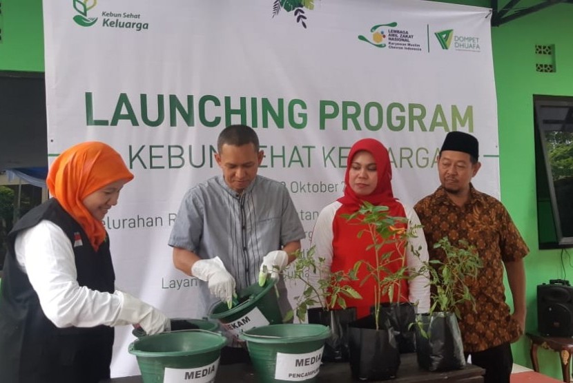 Layanan Kesehatan Cuma-Cuma (LKC) Dompet Dhuafa bersama dengan Laznas (Lembaga Amil Zakat Nasional) Chevron menghadirkan program Kebun Sehat Keluarga (KSK) di Ciracas, Jakarta Timur Sabtu (19/10). 