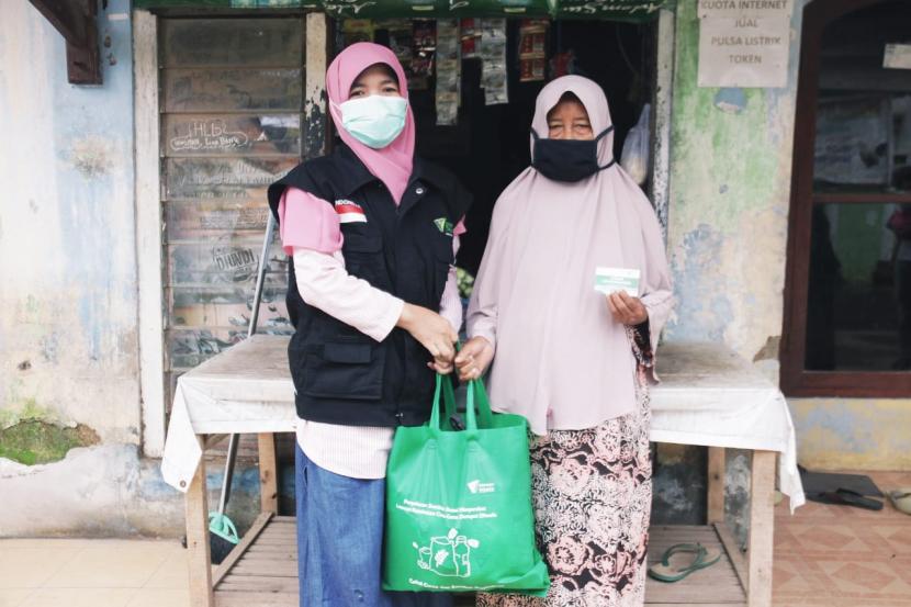  Layanan Kesehatan Cuma-Cuma (LKC) Dompet Dhuafa melakukan pendistribusian sembako untuk masyarakat sekitar Kampung Ciwaru, Cipocok, Kota Serang, Banten, Ahad (3/5), bekerja sama dengan warung kelontong milik warga sekitar.