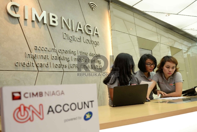 Layanan On Account XL-CIMB Niaga: Karyawan melayani nasabah yang mendaftar layanan XL - CIMB Niaga On Account saat peluncuran produk 