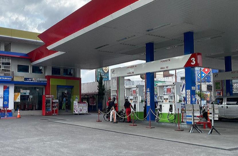 Layanan pembelian BBM di salah satu SPBU Pertamina di Kota Semarang, Rabu (23/9). PT Pertamina (Persero) mencatat per September 2020, total volume penyaluran BBM jenis Solar telah mencapai 67,5 persen dari kuota yang ditetapkan pada 2020 atau 10.18 juta Kiloliter (KL).