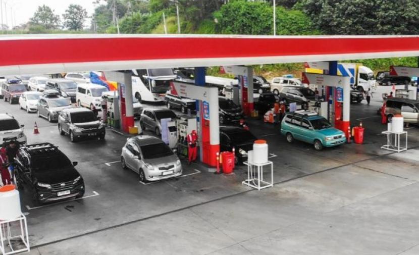  Layanan pengisian BBM di jalur tol Trans Jawa di wilayah Kabupaten Batang, Jawa Tengah, Selasa (18/4). 