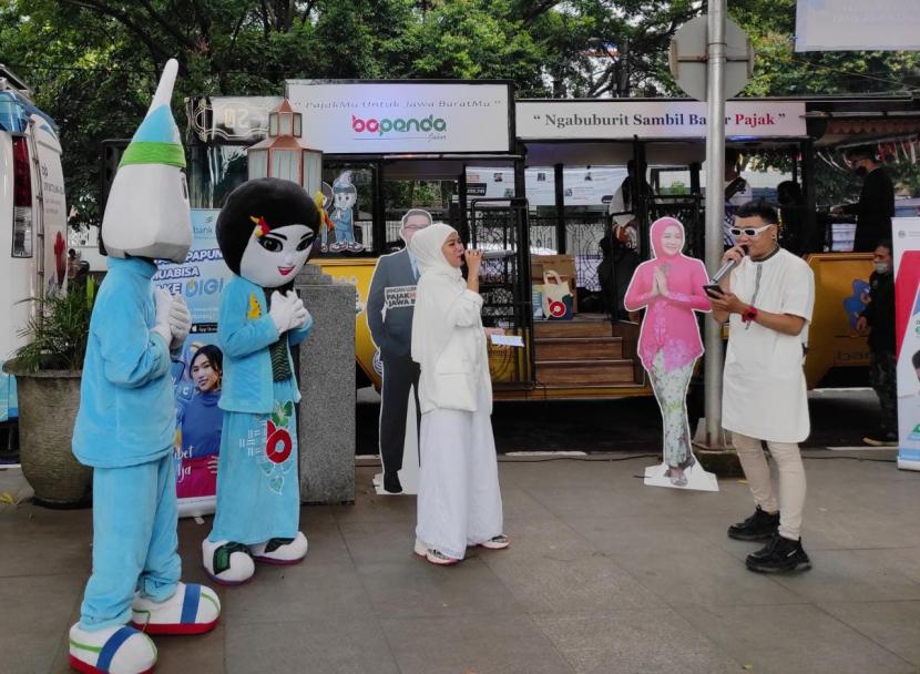 Layanan Samsat Sore (Samsore) di Kota Bandung diisi dengan acara bagi-bagi takjil. 