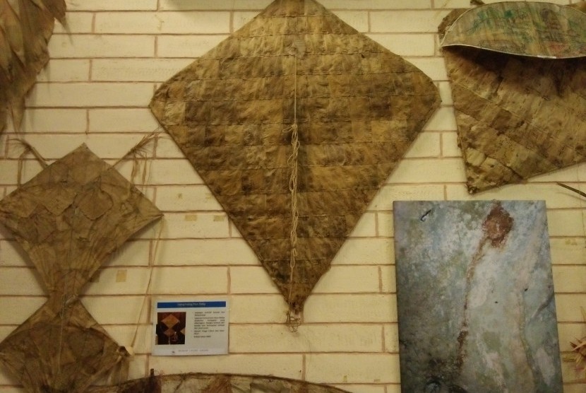 Layang-layang dari bahan daun koleksi Museum Layang-Layang di kawasan Pondok Labu, Jaksel.