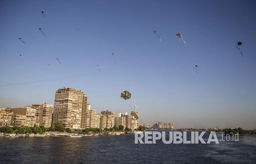  Layang-layang terlihat terbang di atas Sungai Nil di Kairo, Mesir, 30 Juni 2020 (dikeluarkan 03 Juli 2020). Rumah perahu Sungai Nil yang terkenal di jantung ibu kota Mesir akan dihancurkan dan diderek.