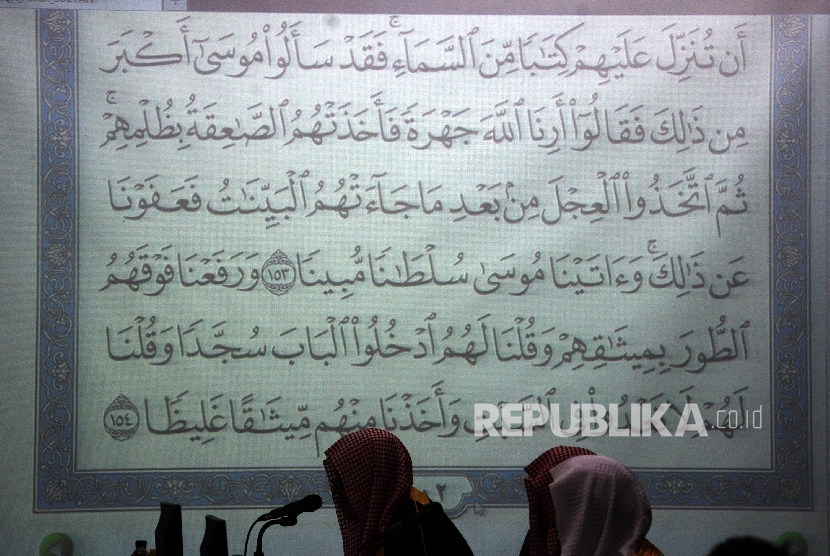 Layar bertuliskan ayat suci Al-Quran dalam Musabaqah Hafalan Alquran dan Hadis (MHQH) di Masjid Istiqlal, Jakarta, Selasa (2/5)
