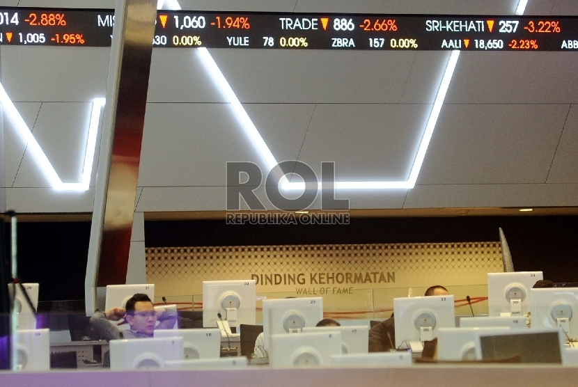 Layar elektronik menunjukkan pergerakkan harga Indeks Harga Saham Gabungan (IHSG) di kantor Bursa Efek Indonesia, Jakarta, Rabu (12/8).