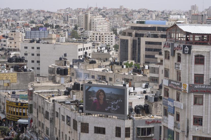 Layar luar ruangan menunjukkan gambar jurnalis Al Jazeera Shireen Abu Akleh dan bahasa Arab yang berbunyi, selamat tinggal Shireen, suara Palestina, di pusat kota Ramallah, Tepi Barat, Rabu, 11 Mei 2022.