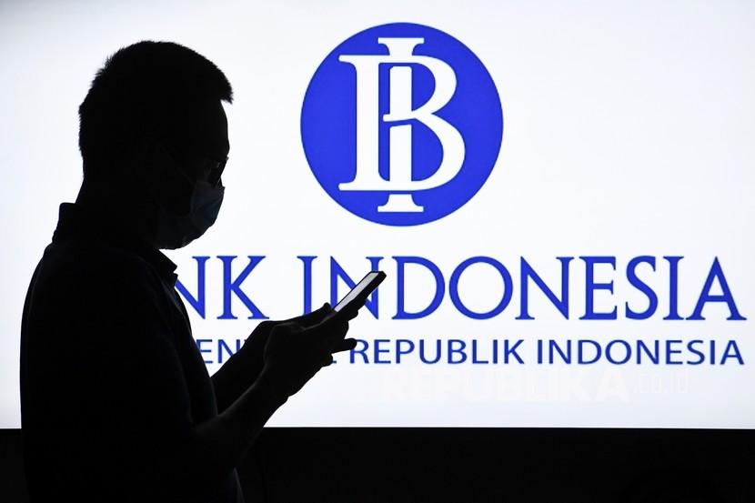 Layar memampilkan logo Bank Indonesia (BI) di Jakarta, Kamis (17/6/2021). Bank Indonesia (BI) mengungkapkan ketidakpastian perekonomian global kembali meningkat.