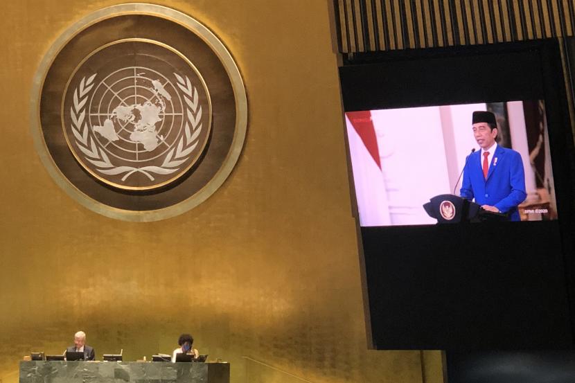 Layar memperlihatkan Presiden Joko Widodo menyampaikan pidato yang telah direkam sebelumnya pada Sidang Majelis Umum ke-75 PBB secara virtual di Markas PBB, New York, Amerika Serikat, Rabu (23/9/2020). Presiden Republik Indonesia Joko Widodo (Jokowi) akan menyampaikan pidato secara virtual di Sidang Majelis Umum (SMU) ke-76 PBB.