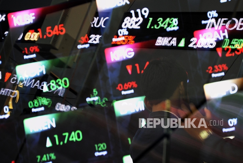  Layar menampilkan pergerakan Indeks Harga Saham Gabungan (IHSG) di Bursa Efek Indonesia 