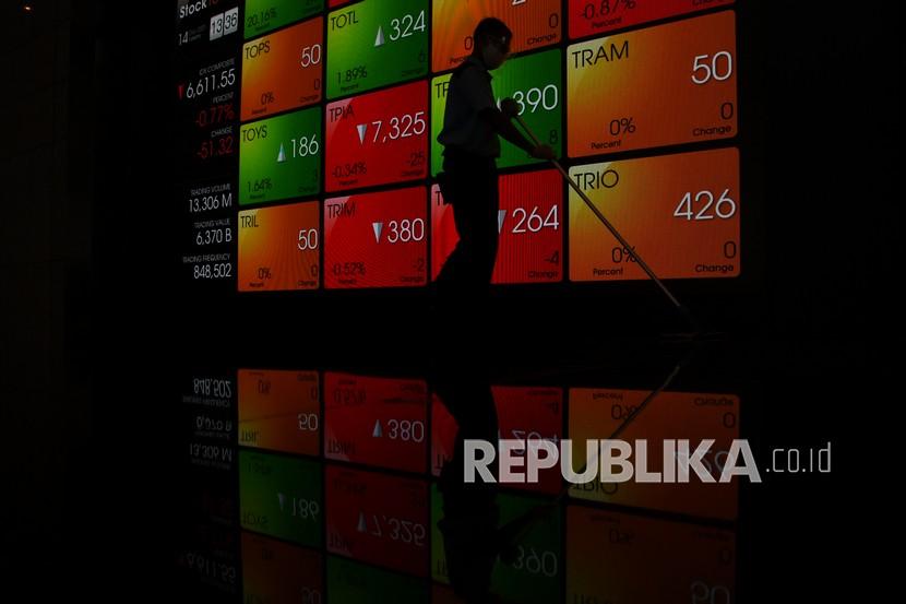 Layar menampilkan pergerakan indeks harga saham di Bursa Efek Indonesia, Jakarta, Selasa (14/12). Indeks Harga Saham Gabungan (IHSG) pada Selasa (28/12) dibuka menguat 0,33 persen atau 21,73 poin ke level 6.597,17. 