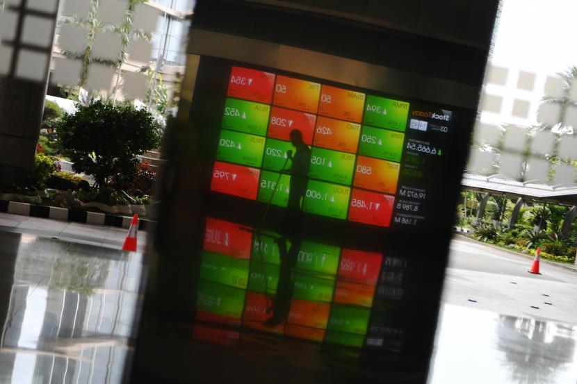 Layar menampilkan pergerakan indeks harga saham di Bursa Efek Indonesia, Jakarta.Dua saham dari perusahaan tambang Adaro masuk dalam Top Gainers hari ini 
