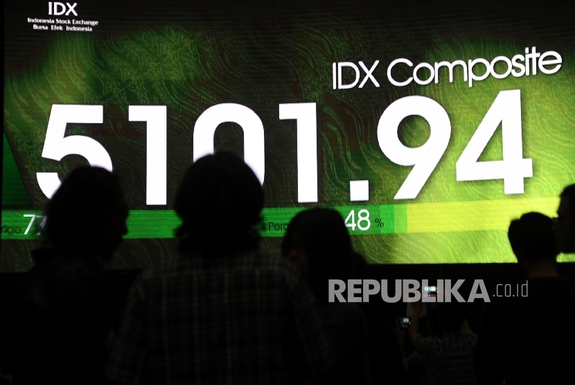 Layar menampilkan poin Indeks Harga Saham Gabungan di Bursa Efek Indonesia (BEI), Jakarta, Selasa (27\12). 