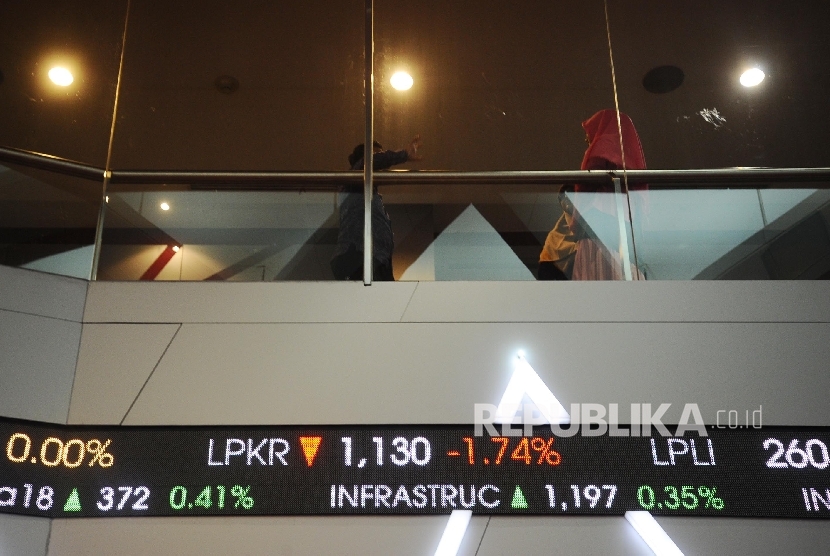  Layar menampilkan teks berjalan pergerakan Indeks Harga Saham Gabungan (IHSG) di Bursa Efek Indonesia, Jakarta, Kamis(28/7). (Republika/ Tahta Aidilla)