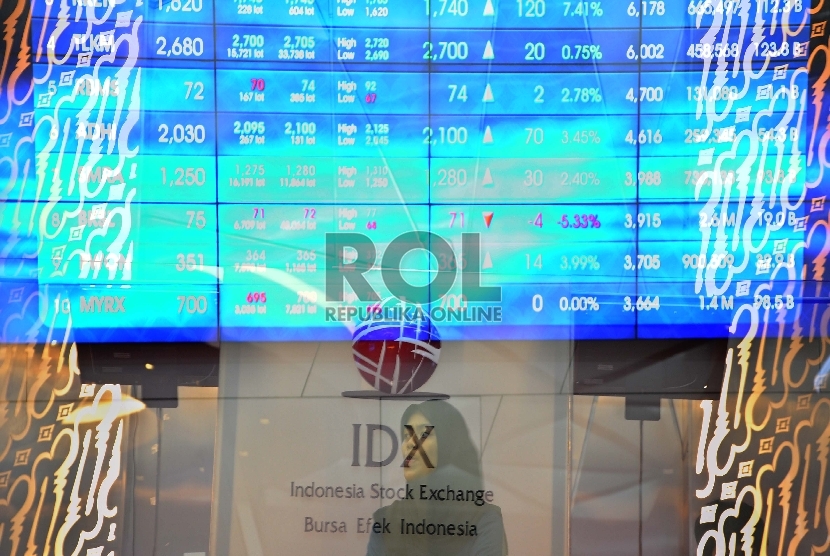 Layar menunjukan pergerakan Indeks Harga Saham Gabungan (IHSG) pada sesi penutupan di Bursa Efek Jakarta, Jumat (18/9). Republika/Tahta Aidilla.
