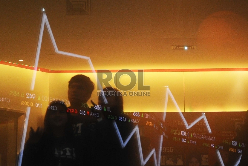 Layar menunjukkan pergerakan saham di kantor Bursa Efek Indonesia (BEI), Jakarta, Senin(5/10).