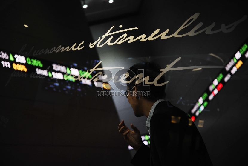 Layar menunjukkan pergerakan saham di kantor Bursa Efek Indonesia (BEI),