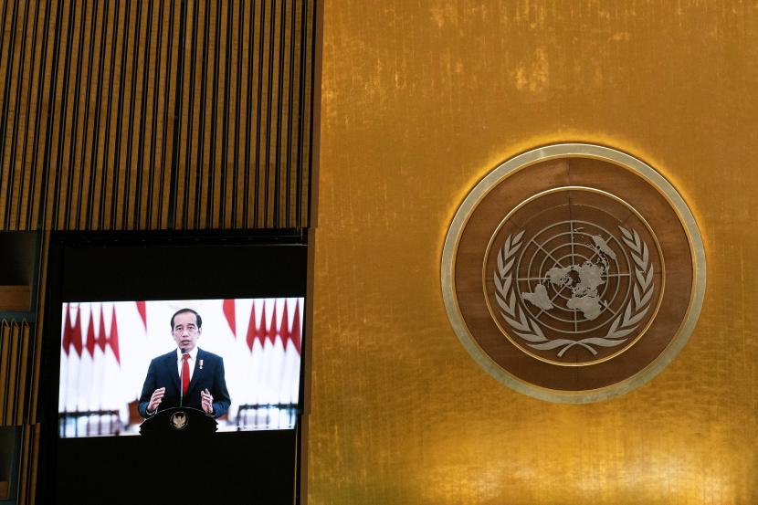 Layar monitor memperlihatkan rekaman Presiden Indonesia Joko Widodo berpidato di Sidang Umum ke-76 PBB, di New York City, Amerika Serikat, Rabu (22/9/2021).