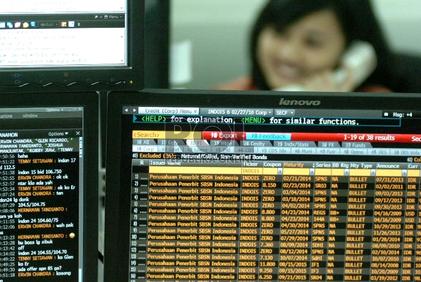  The monitor screen shows the chart movement of the government bond in the Dealing Room Treasury (Illustration).