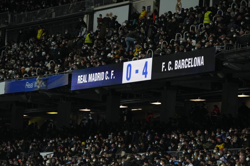 Layar stadion menampilkan hasil pertandingan sepak bola La Liga Spanyol antara Rial Madrid dan FC Barcelona di stadion Santiago Bernabeu di Madrid, Spanyol, Ahad, 20 Maret 2022.