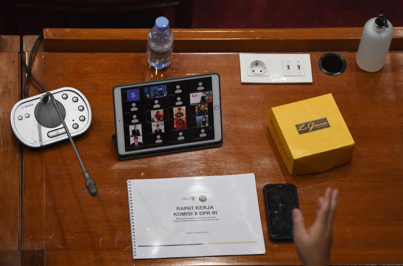 Suasana rapat kerja Komisi X DPR dengan Menteri Pariwisata dan Ekonomi Kreatif Sandiaga Uno di Kompleks Parlemen, Senayan, Jakarta, Kamis (26/8/2021). Rapat itu membahas laporan keuangan pemerintah pusat dalam APBN tahun anggaran 2020. 
