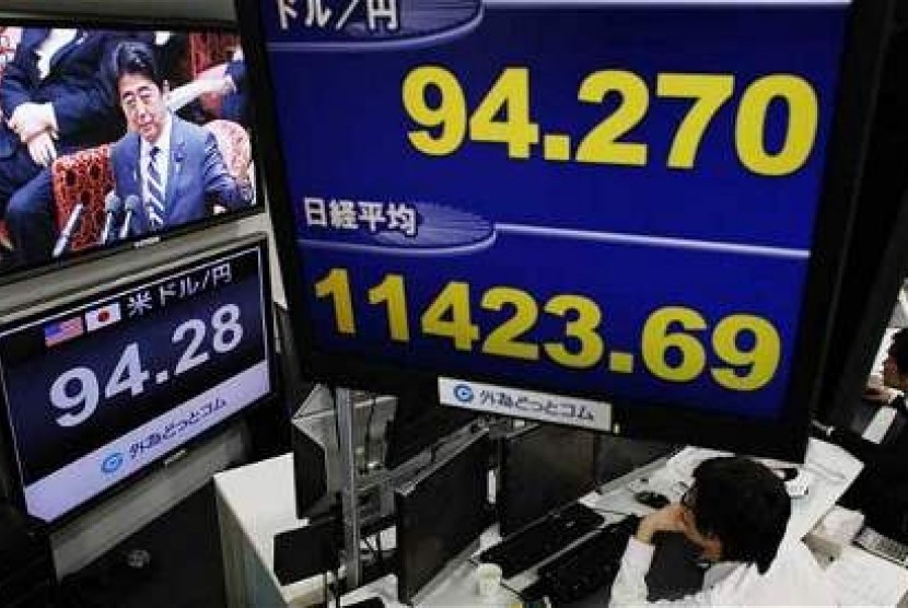 Layar televisi menunjukkan PM Abe sedang menghadiri dengar pendapat masalah anggaran di majelis rendah Jepang. Kebijakan agresifnya untuk memerangi deflasi dan menggenjot pertumbuhan telah memperlemah yen.