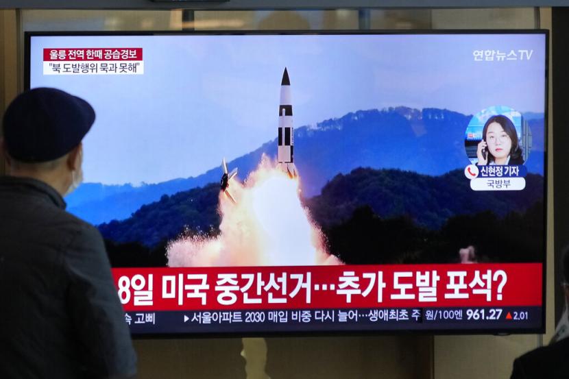 Militer Korea Selatan (Korsel), Joint Chiefs of Staff (JCS) mengatakan, Korea Utara (Korut) menembakkan satu rudal balistik jarak pendek (SRBM) ke Laut Timur pada Kamis (17/11/2022). 