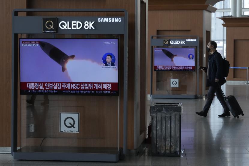  Layar TV menunjukkan gambar file peluncuran rudal Korea Utara selama program berita di Stasiun Kereta Api Seoul di Seoul, Korea Selatan, Jumat, 18 November 2022. Dewan Keamanan PBB (DK PBB) pada Senin (21/11/2022) kembali gagal menyepakati tindakan bersama terhadap peluncuran uji coba rudal balistik antarbenua (ICBM) yang dilakukan Korea Utara baru-baru ini.