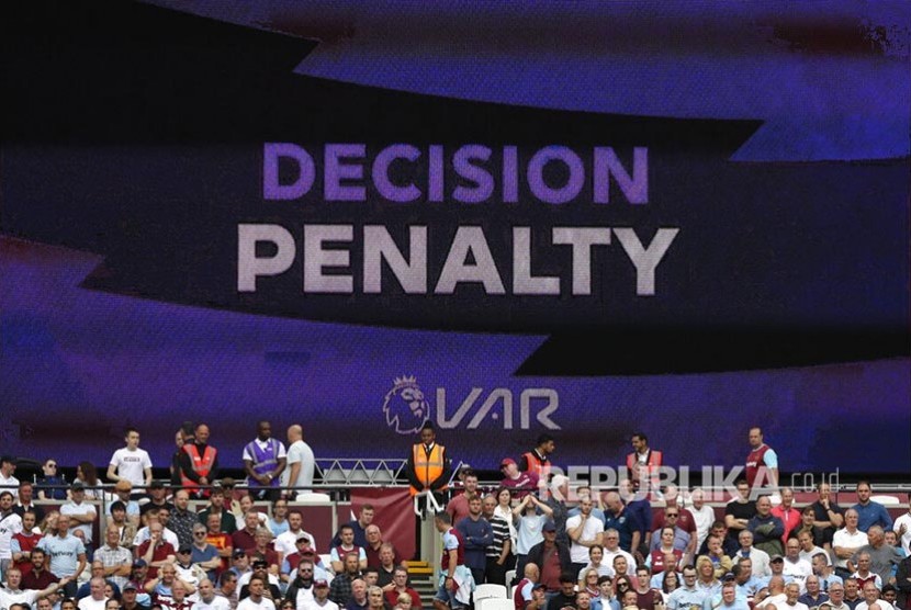 Layar video di stadion yang mengumumkan putusan penalti yang diverifikasi oleh tim VAR pada laga liga Inggris antara  West Ham United  melawan Manchester City  di London Stadium, London, Ahad (11/8) waktu setempat.