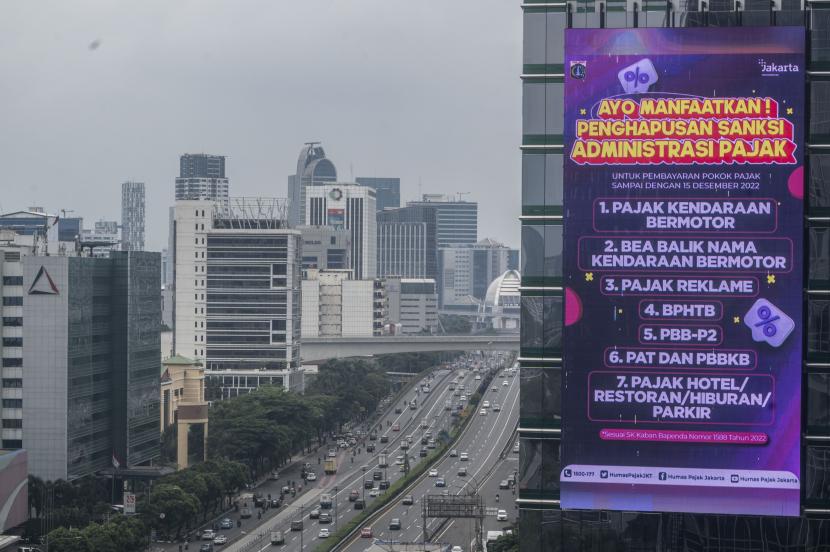 Layar videotron menampilkan informasi tentang penghapusan administrasi pajak di Jakarta, Jumat (7/10/2022). PT Jasa Raharja (Persero) mengingatkan masyarakat dapat mematuhi ketentuan pembayaran pajak kendaraan bermotor (PKB). 