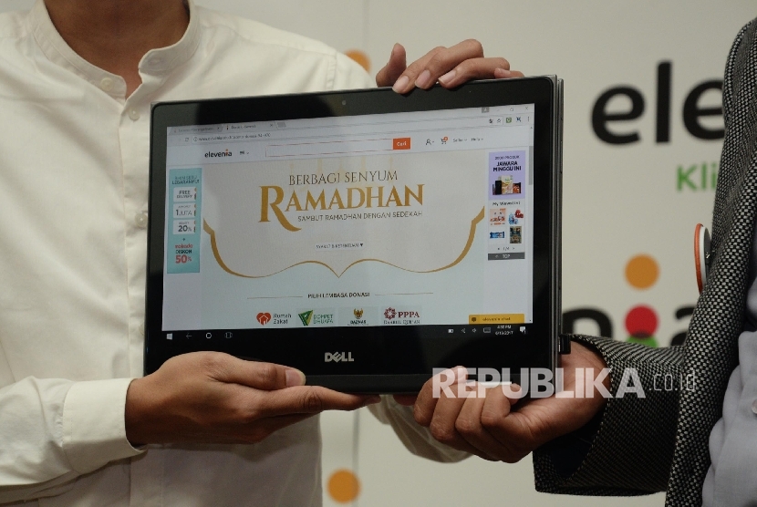  Layar zakat online ditunjukkan, Jakarta, Senin (19/6). 