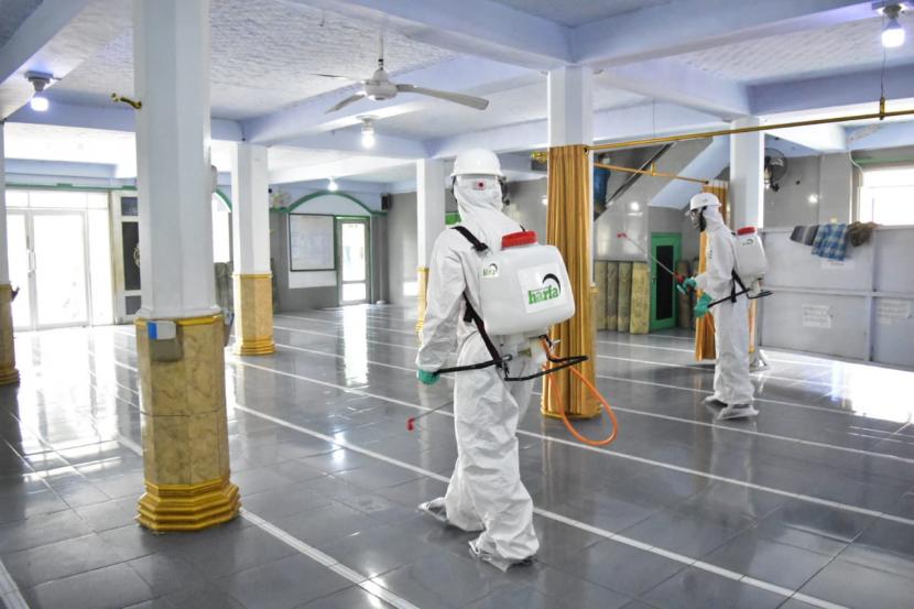LAZ Harapan Dhuafa lakukan penyemprotan disinfektan di masjid dan sarana umum guna mencegah penyebaran Covid-19