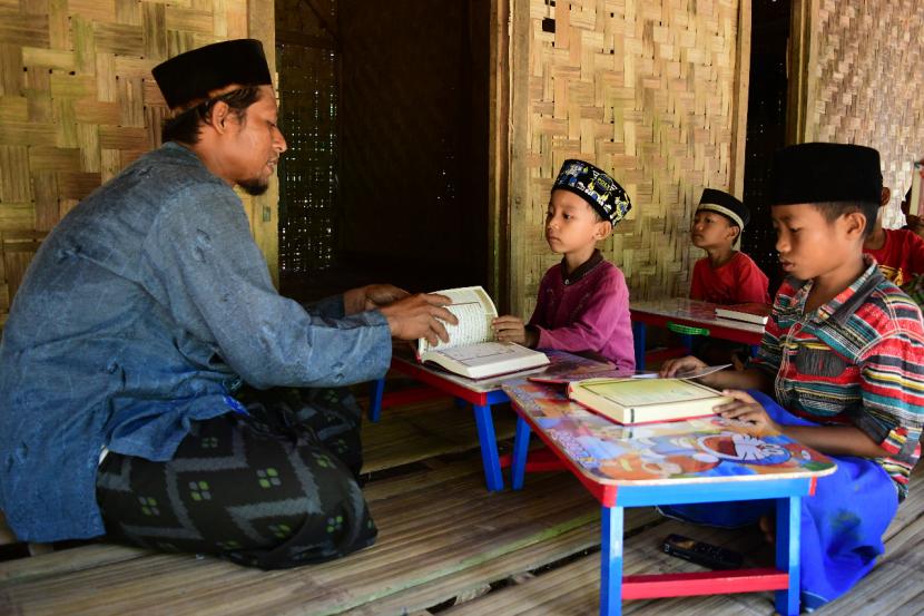 LAZ Harapan Dhuafa menyalurkan 300 paket wakaf Al Quran dan Meja ngaji untuk anak-anak dhuafa penghafal Qur