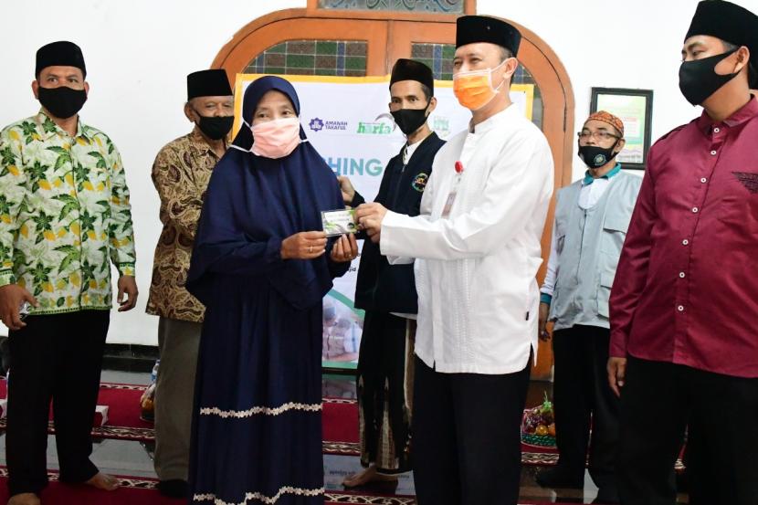 LAZ Harfa melakukan pembagian amanah card untuk 500 guru ngaji dan marbot masjid se-Banten.