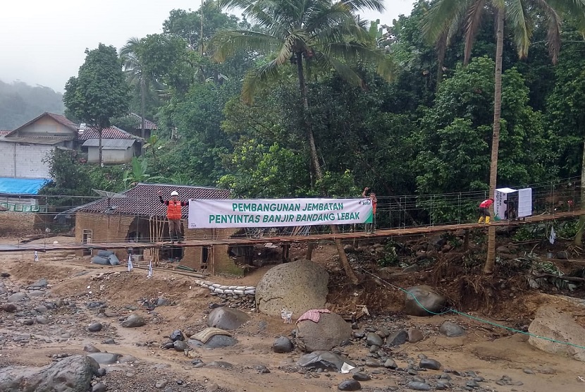 LAZ Harfa sedang membangun jembatan gantung di Kecamatan Lebak Gedong