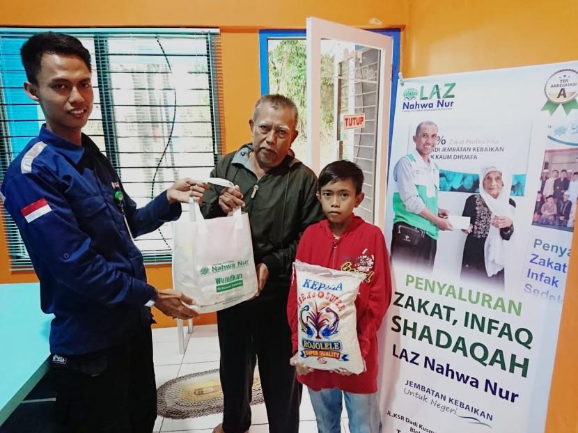 LAZ Nahwa Nur menyalurkan bantuan sembako kepada pekerja sektor informal di Bogor, Jawa Barat.