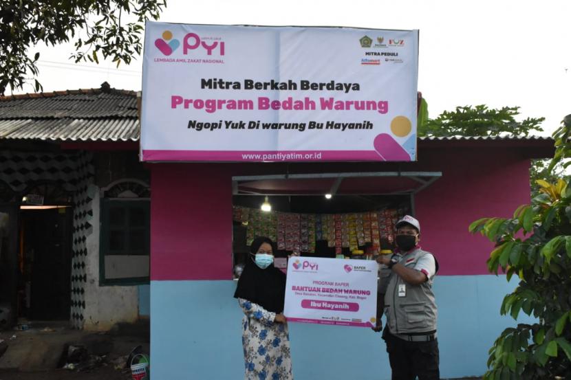 LAZ  Panti Yatim Indonesia memberikan bantuan bedah warung kepada Hayanih.