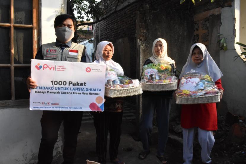 LAZ Panti yatim Indonesia (PYI) menyalurkan paket sembako kepada lanjut usia ( Lansia) yang perekonomian dan kesehatannya terdampak Covid-19, di Kecamatan Bojongloa Kaler  dan Kecamatan Astanaanyar, Bandung, Jawa Barat, pada, Selasa (7/7).