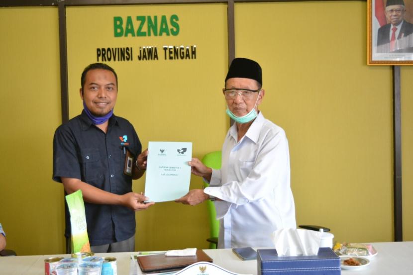 LAZ Solopeduli menyerahkan laporan semester I tahun 2020 kepada Badan Amil Zakat Nasional (Baznas) Jawa Tengah, Rabu (22/7). Selama semester I 2020, LAZ Solopeduli berhasil menghimpun dana zakat, infak dan sedekah senilai hampir Rp 12 miliar. 