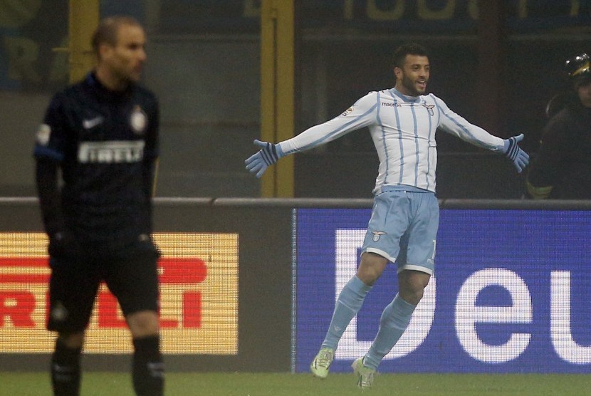 Lazio's Felipe Anderson celebrates after scoring against Inter Milan during their Italian Serie A soccer match at the San Siro stadium in Milan December 21, 2014.