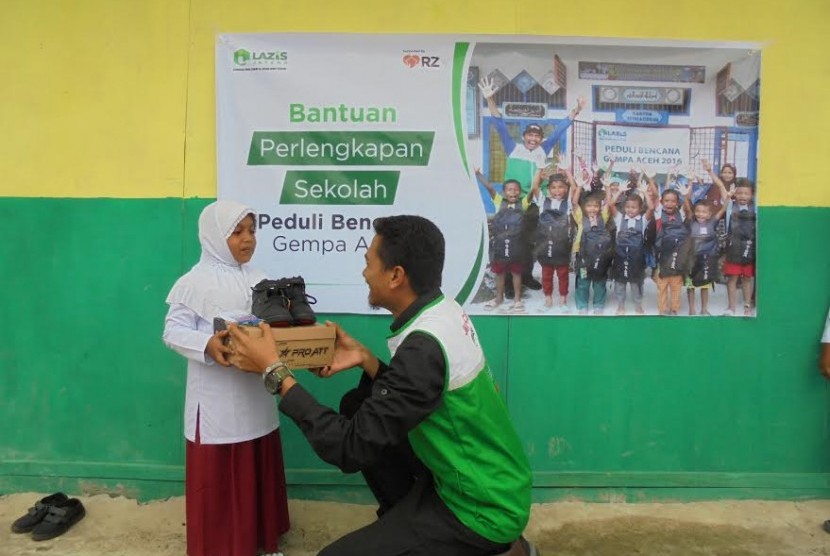 Lazis Jateng dan Rumah Zakat memberikan bantuan pendidikan untuk korban gempa Aceh.