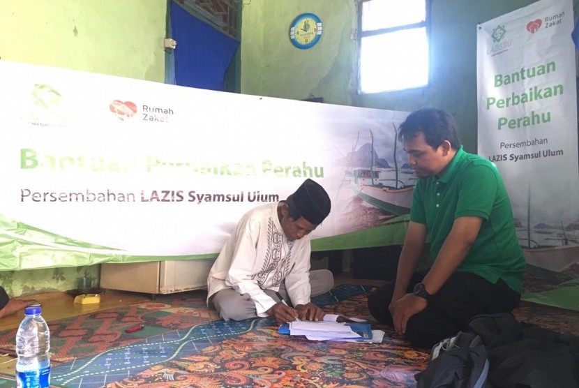 Lazis Syamsul Ulum menggandeng Rumah Zakat memberikan bantuan untuk nelayan di Desa Panimbang Jaya, Kecamatan Panimbang, Kab. Pandeglang, Banten. 
