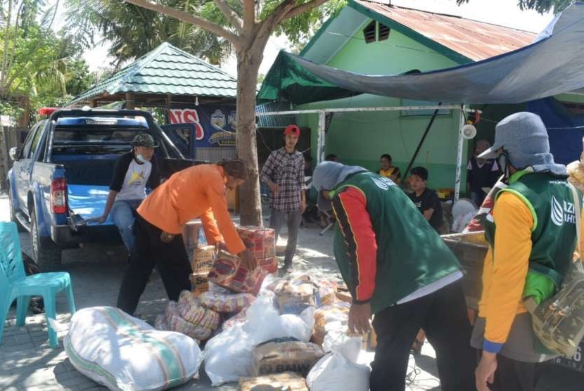 Lazis Wahdah Islamiyah menyuplai logistik ke dapur umum relawan di posko pengungsian Lapangan Faqih Rasyid, Kelurahan Birobuli Selatan, Palu.