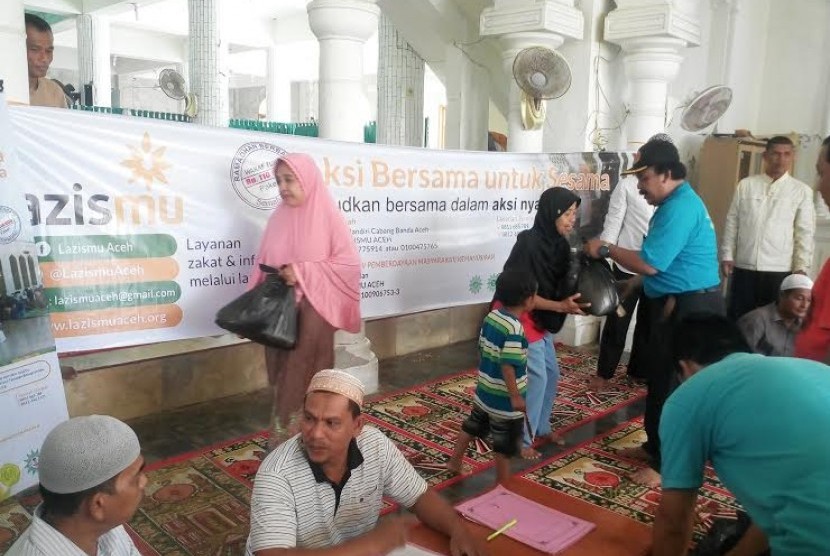 Lazismu Aceh memberikan paket sembako di Uleelheue. 
